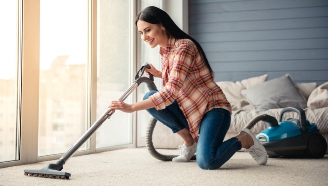 Lady cleaning carpet floor | CarpetsPlus Of Wisconsin